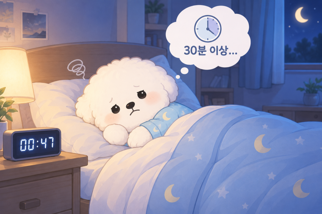 잠들기까지 30분 이상 걸린다면 확인해야 할 원인을 표현한 꼬똥 슬리피 대표 이미지